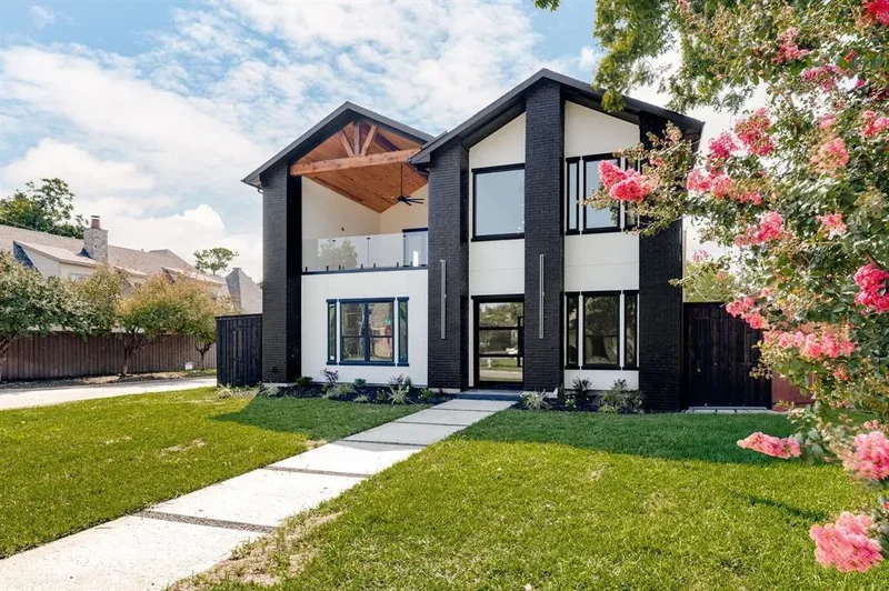 Single Family Residence in Dallas