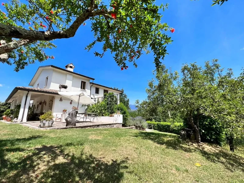 Elegant Villa with Dependence, Land and Panoramic View