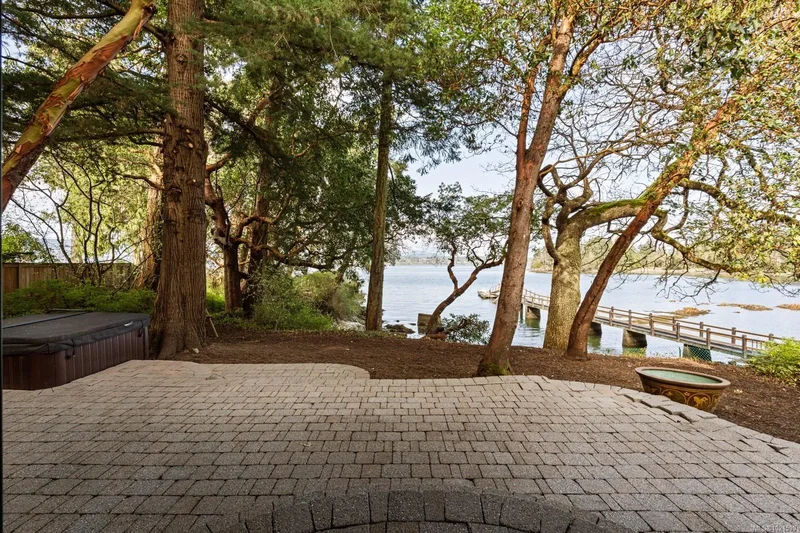 675 Towner Park Rd, North Saanich, British Columbia, Canada. - Photo 15