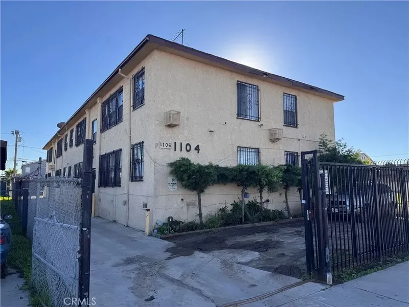 1104 W 93rd, Los Angeles, California, United States. - Photo 4
