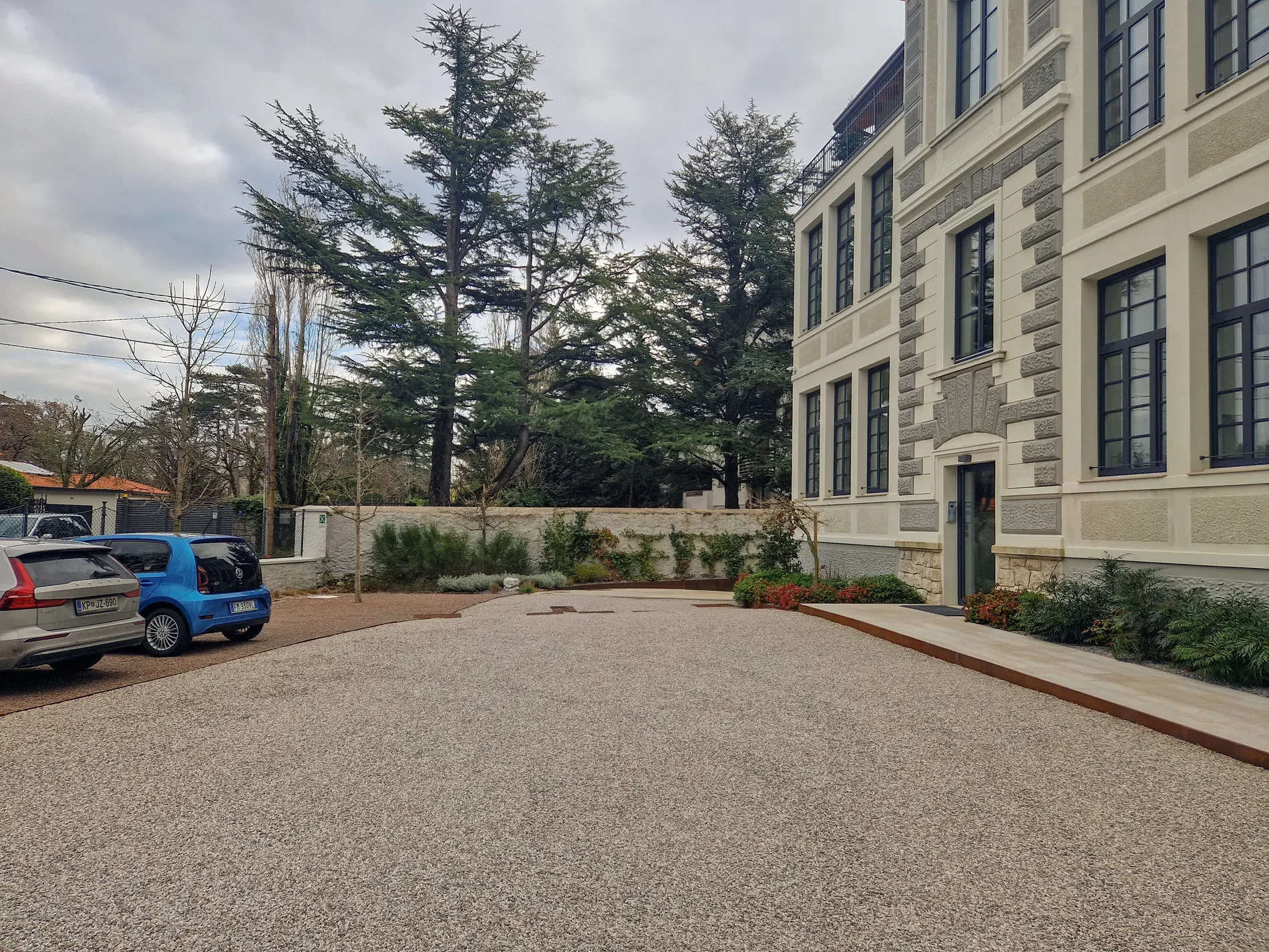 Exterior photo 2