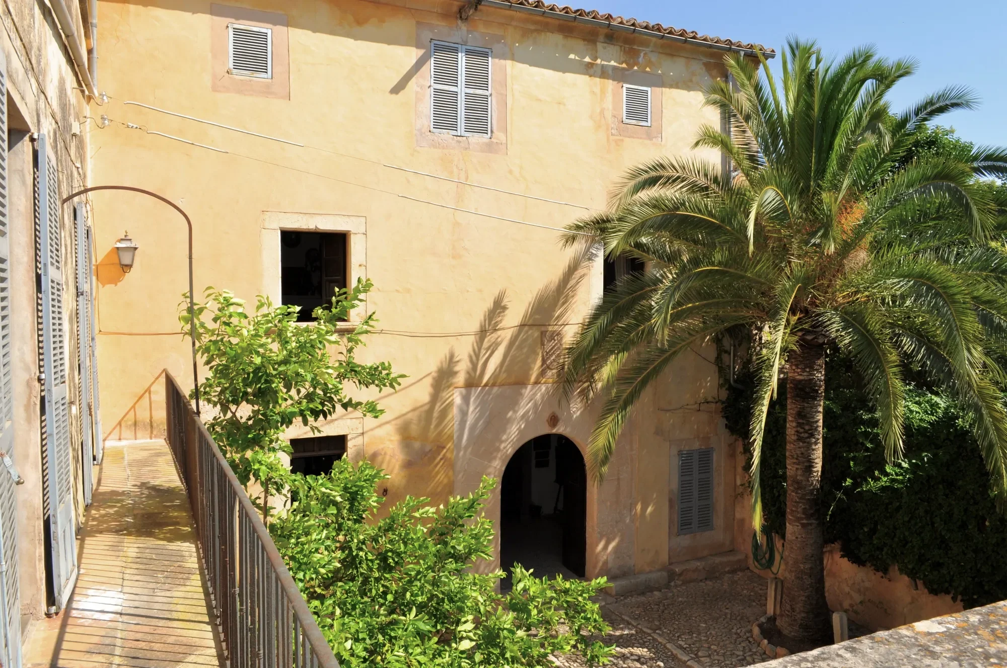 Exterior photo 3