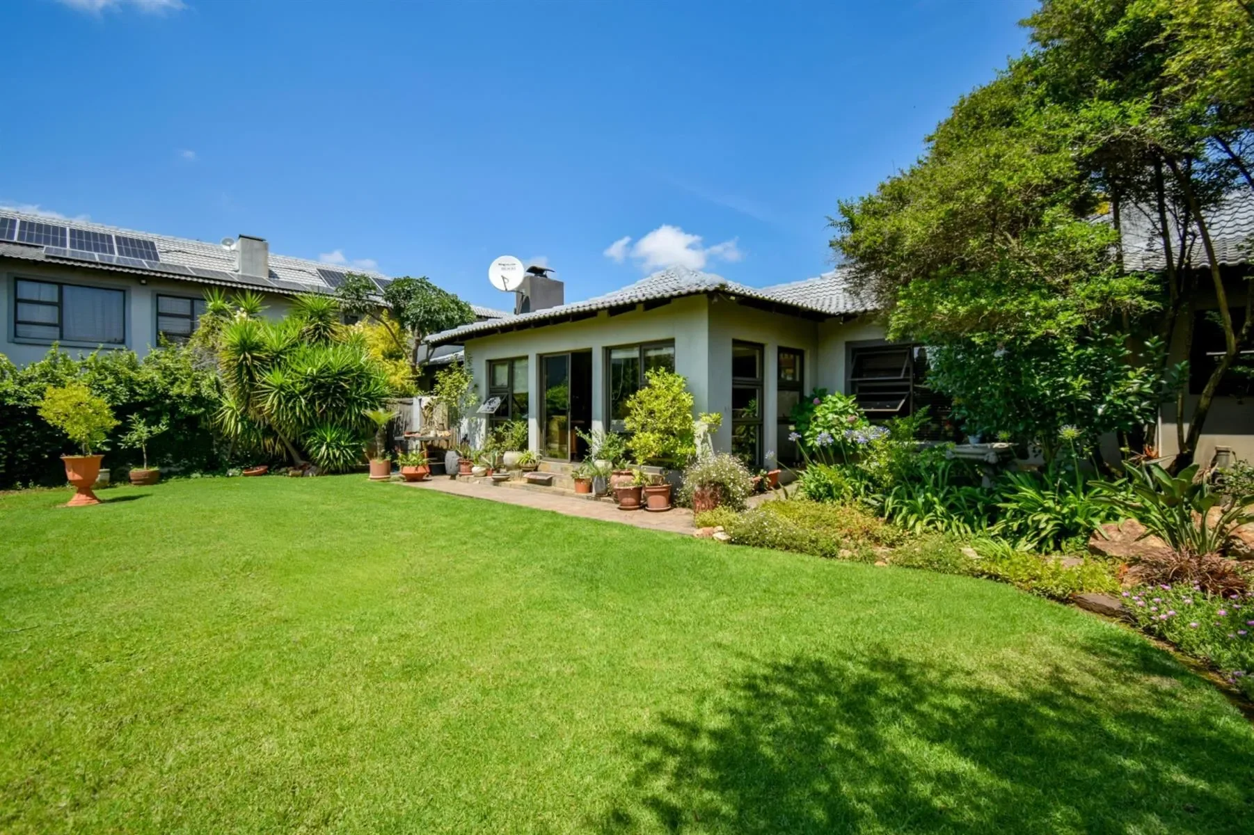 Exterior photo 5