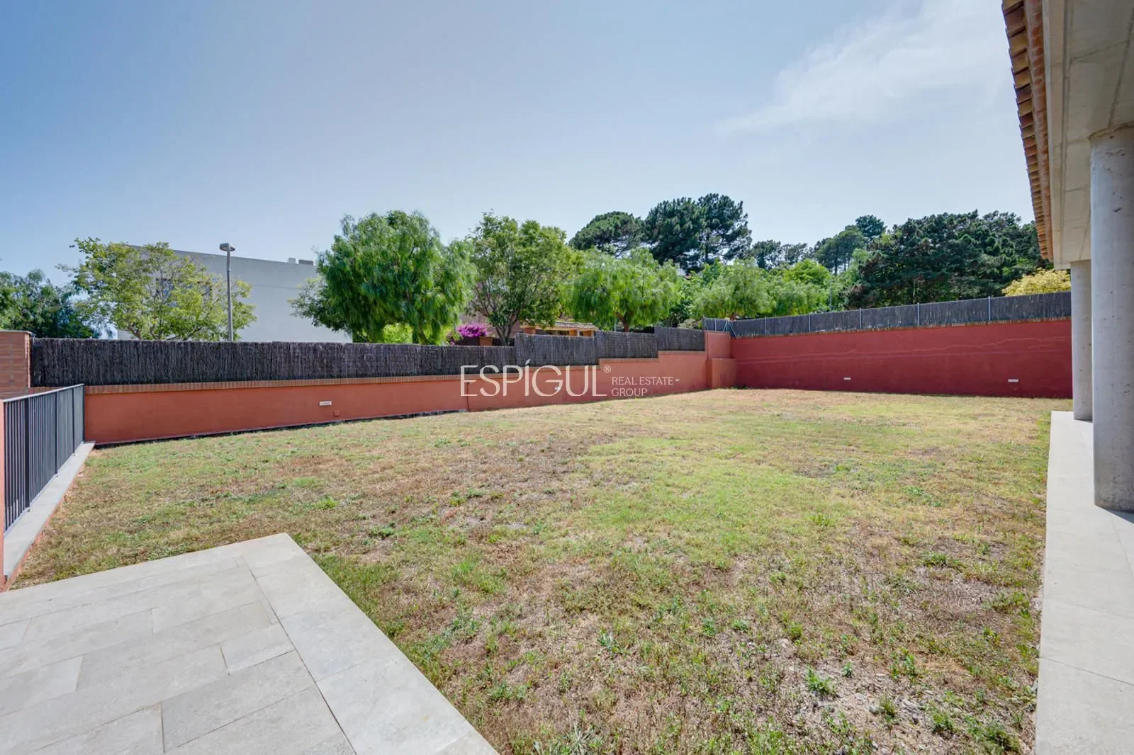 Exterior photo 8