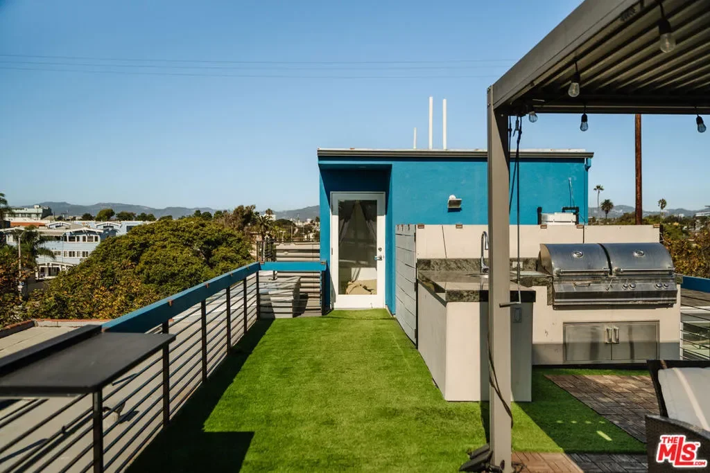 302 S Venice Boulevard, Los Angeles, California, United States. - Photo 26