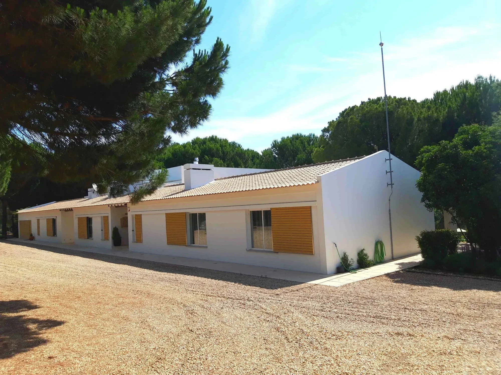 Exterior photo 4