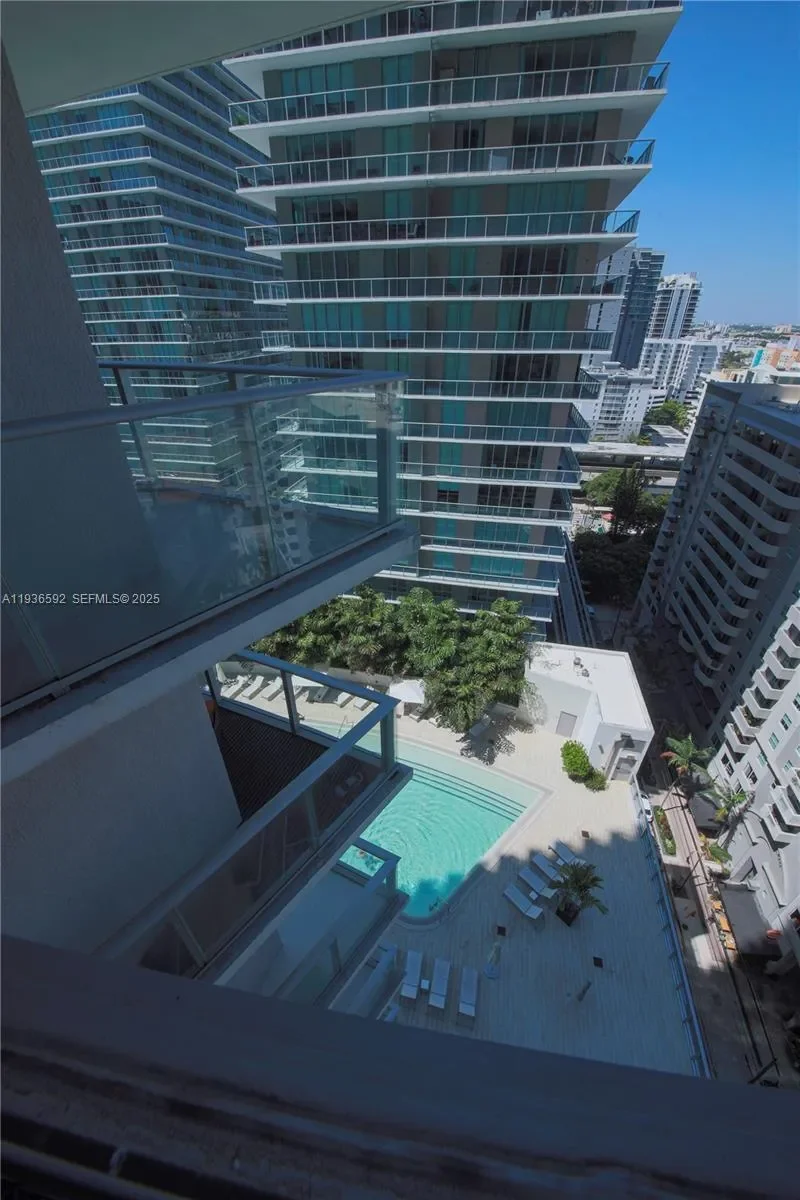 Exterior photo 5