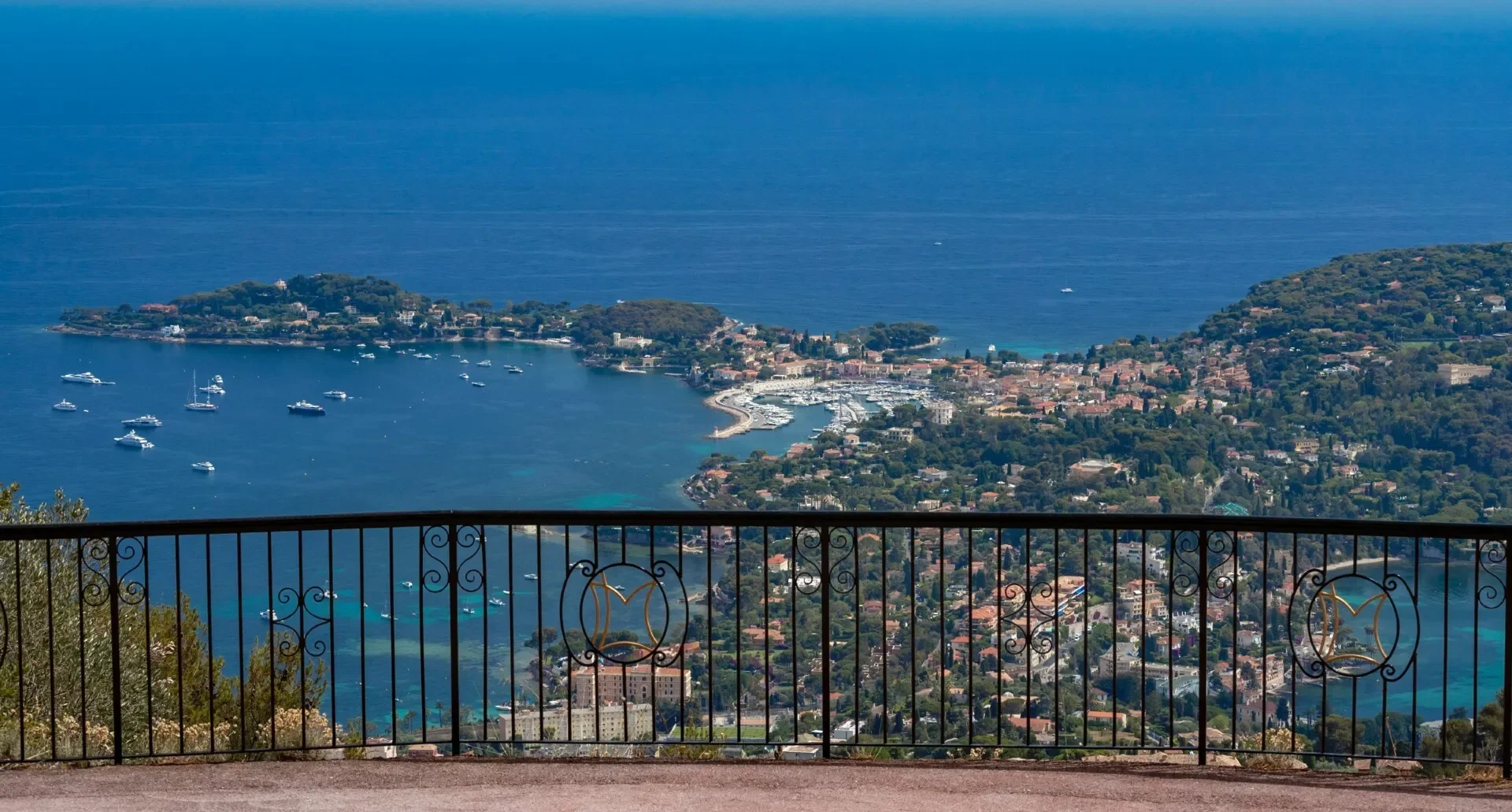 VILLEFRANCHE SUR MER - MONT LEUZE - EXCEPTIONAL ESTATE OF OVER 1.600SQM IN THE HEART OFA CLOSED ESTA