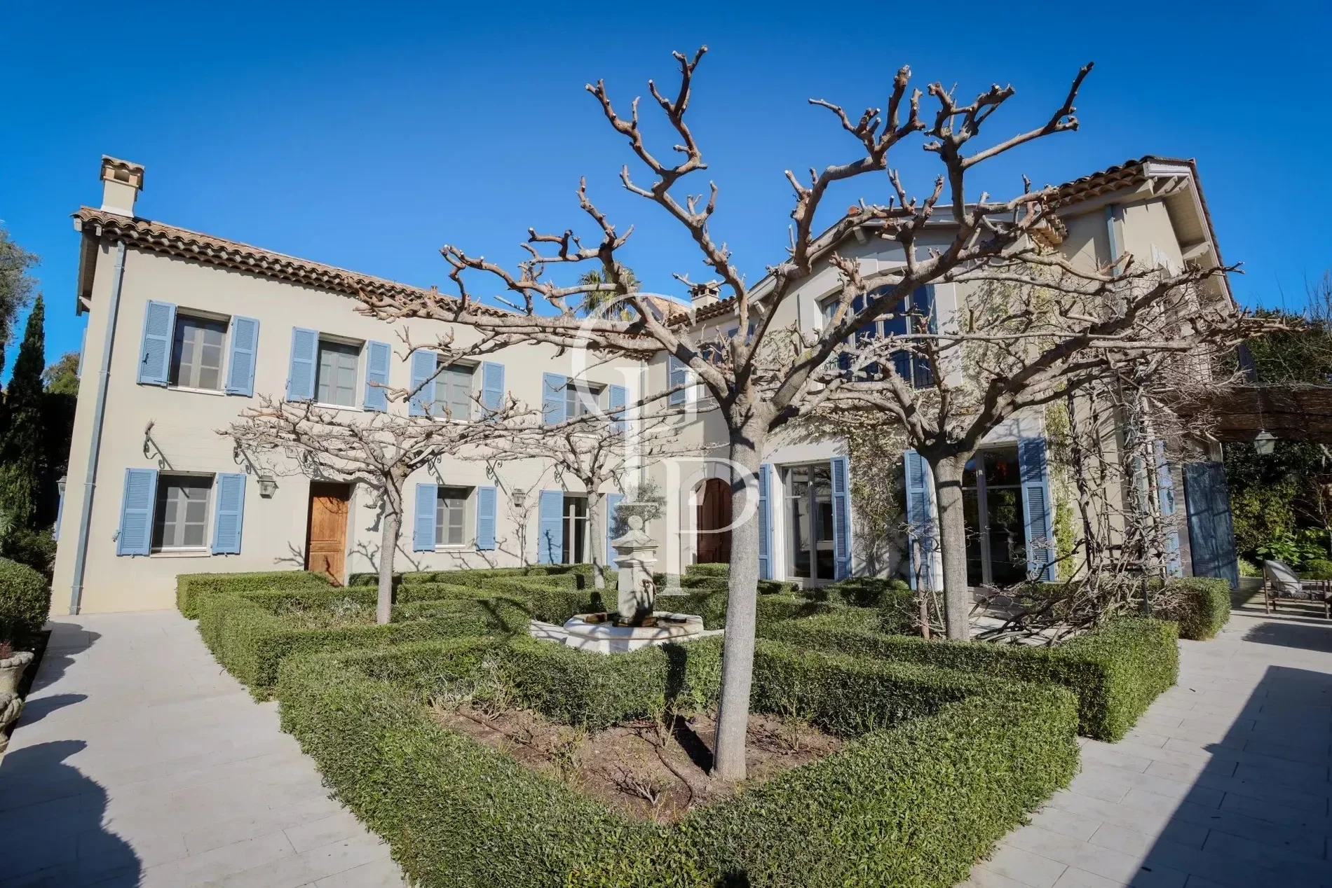 Exterior photo 3