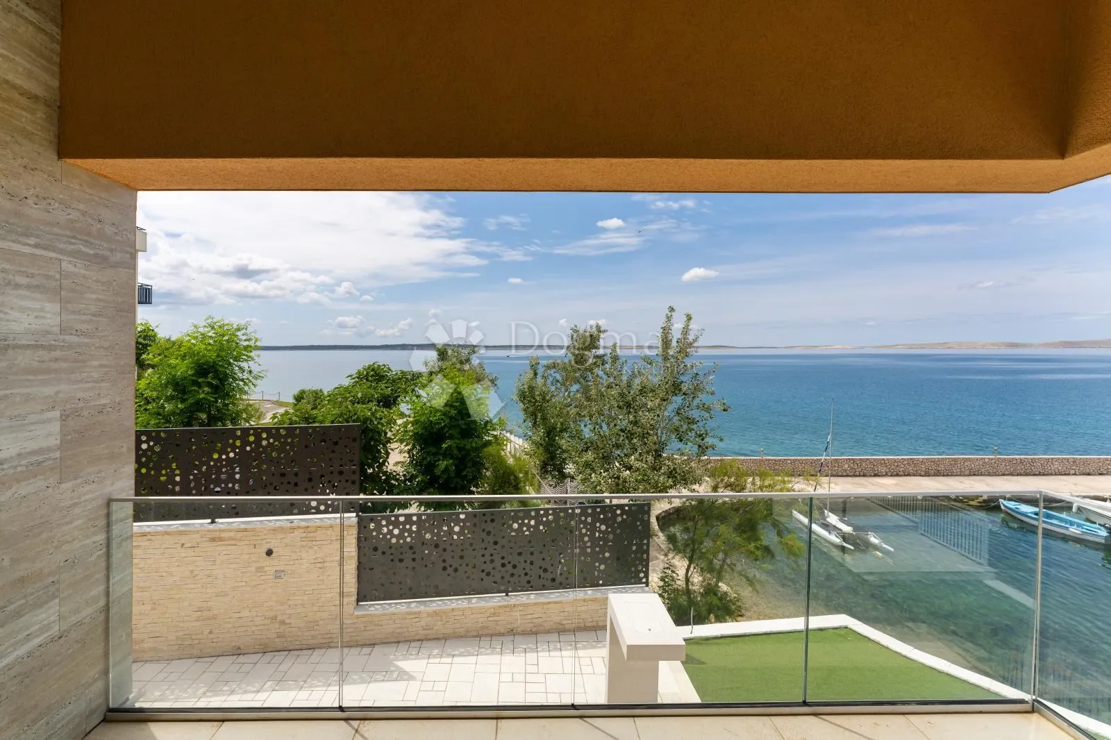 Exterior photo 5