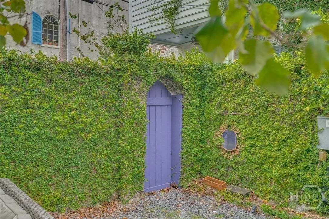 Exterior photo 6