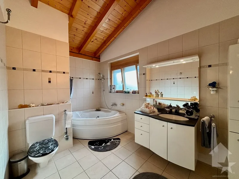 Maison individuelle avec vaste extérieur et clôture