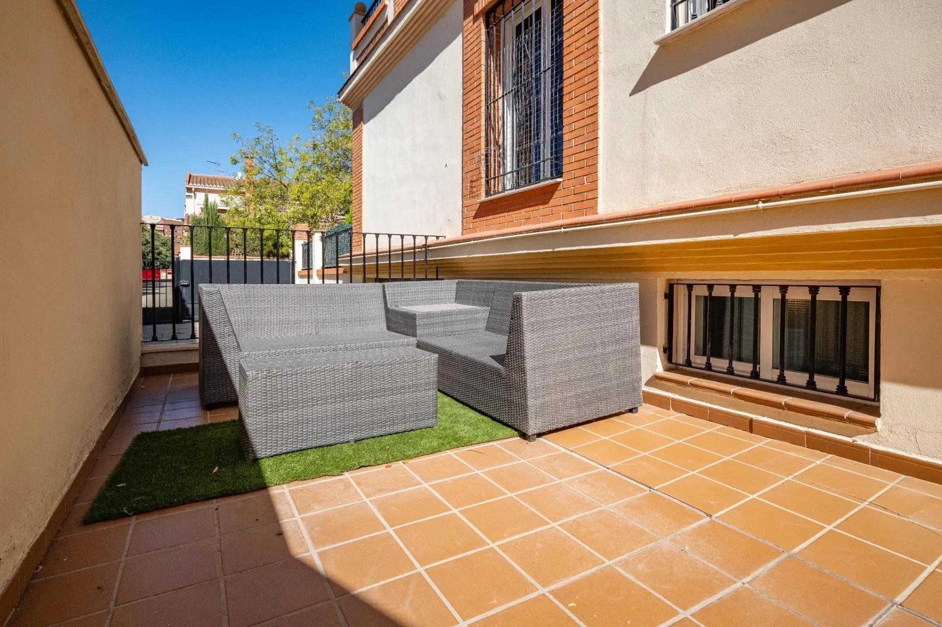 Exterior photo 6