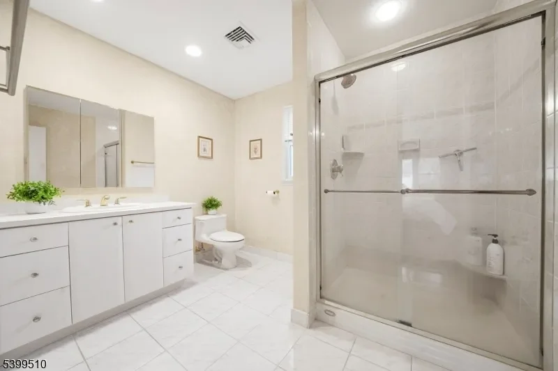 12 Clinton Ln, Wayne Twp., NJ 07470, Wayne, New Jersey, United States. - Photo 17