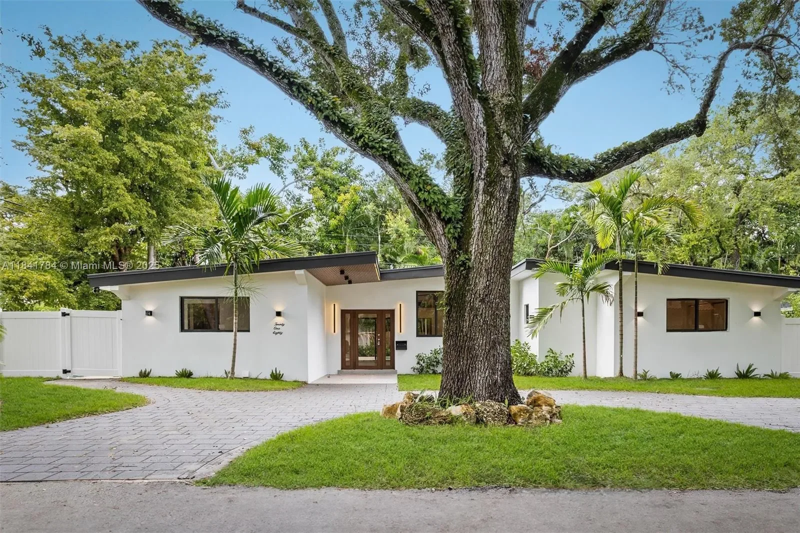 2180 NE 190th Ter, North Miami Beach, Florida, United States. - Photo 4