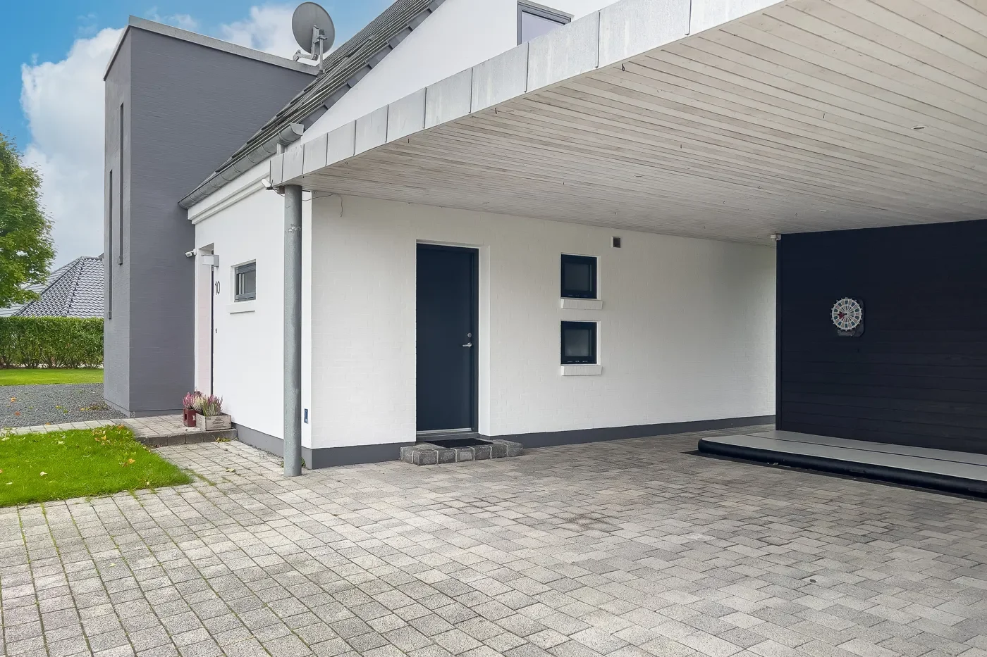 Exterior photo 3