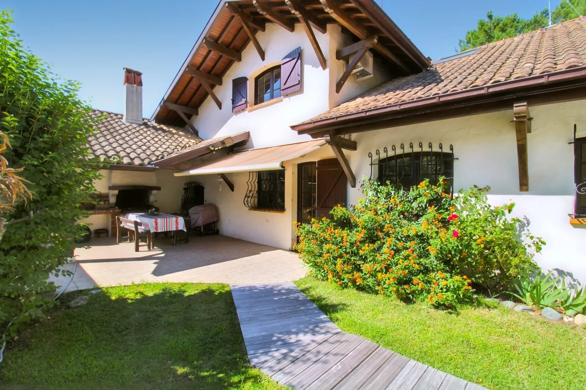 Exterior photo 5
