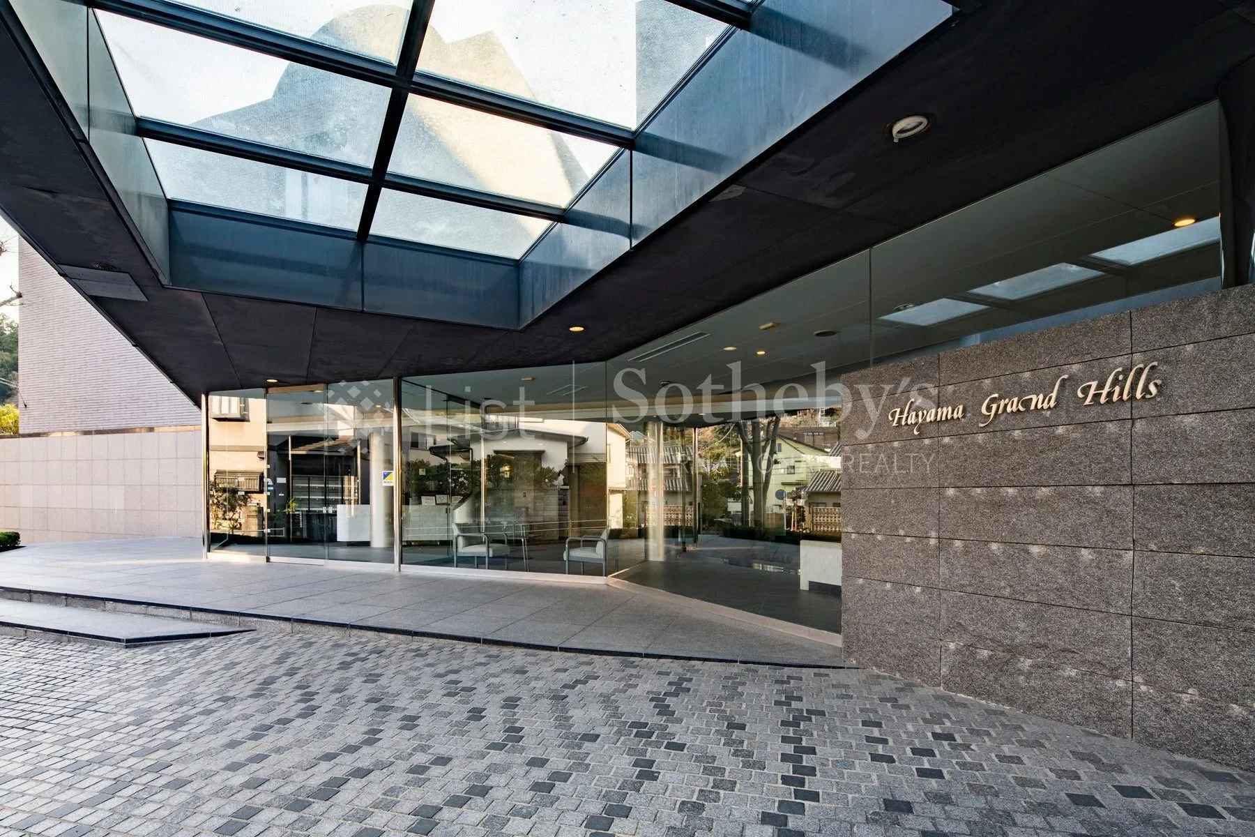 Exterior photo 5