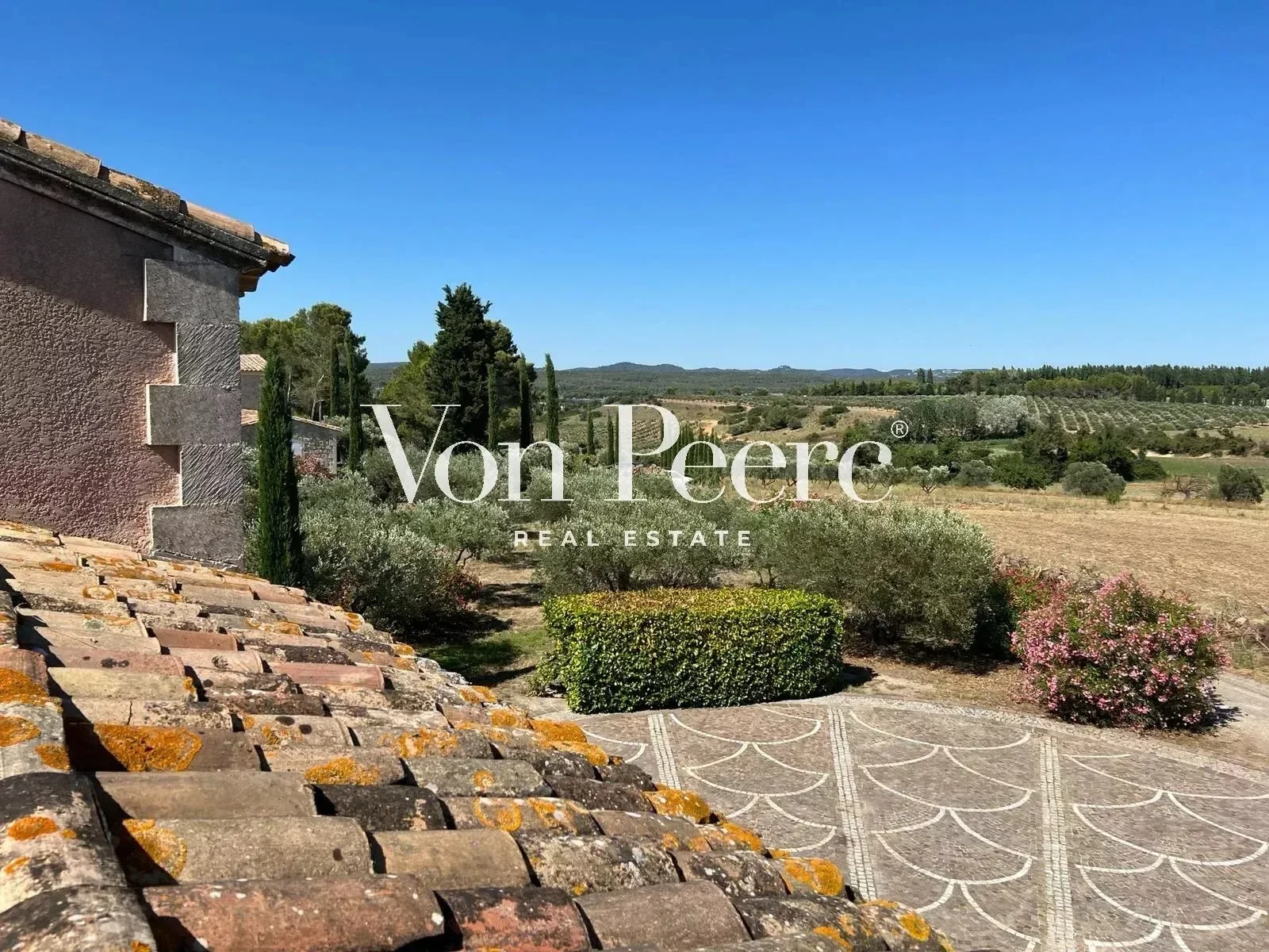 Arles, Provence-Alpes-Côte d'Azur, France. - Photo 22