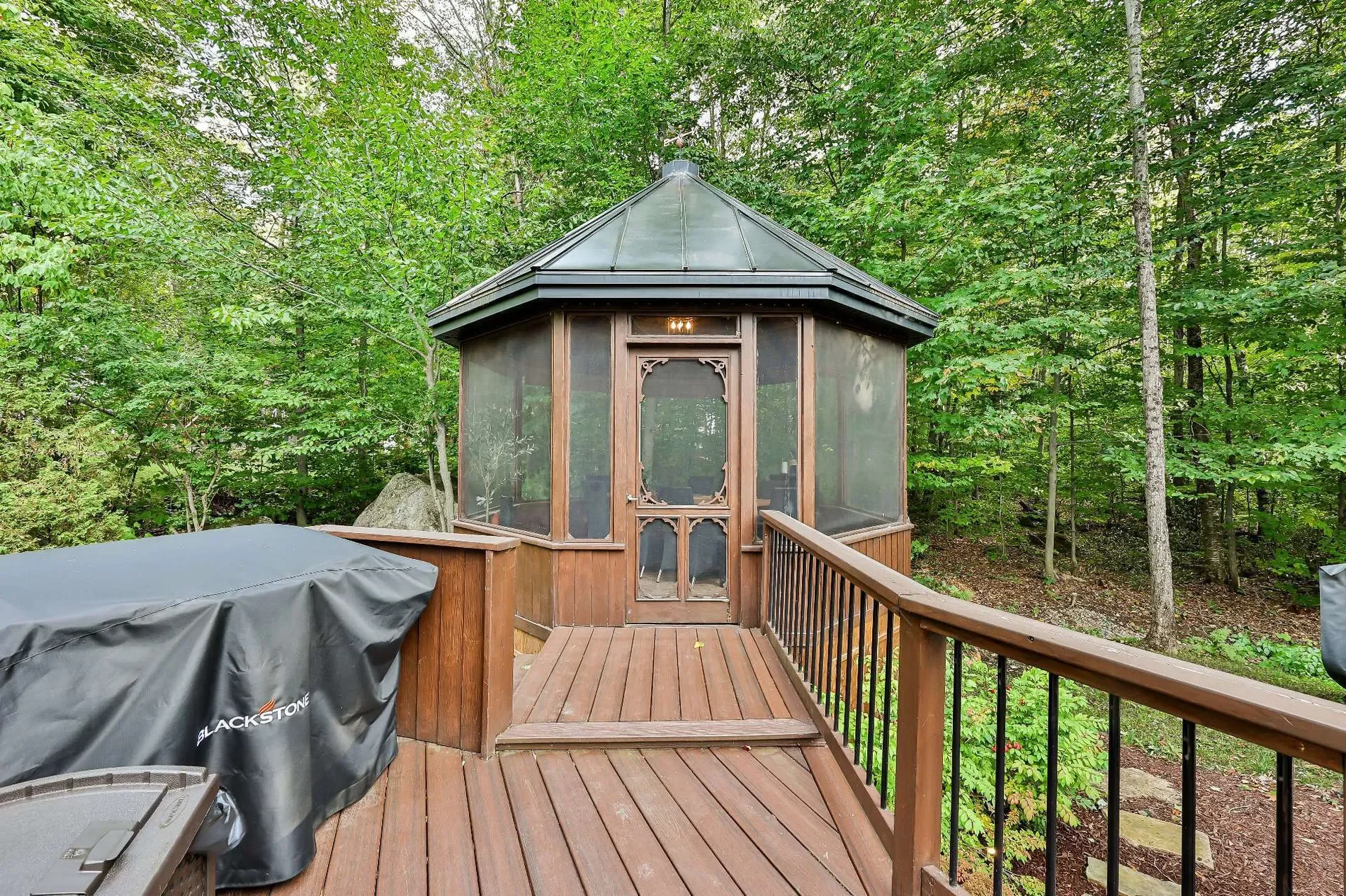 Exterior photo 5