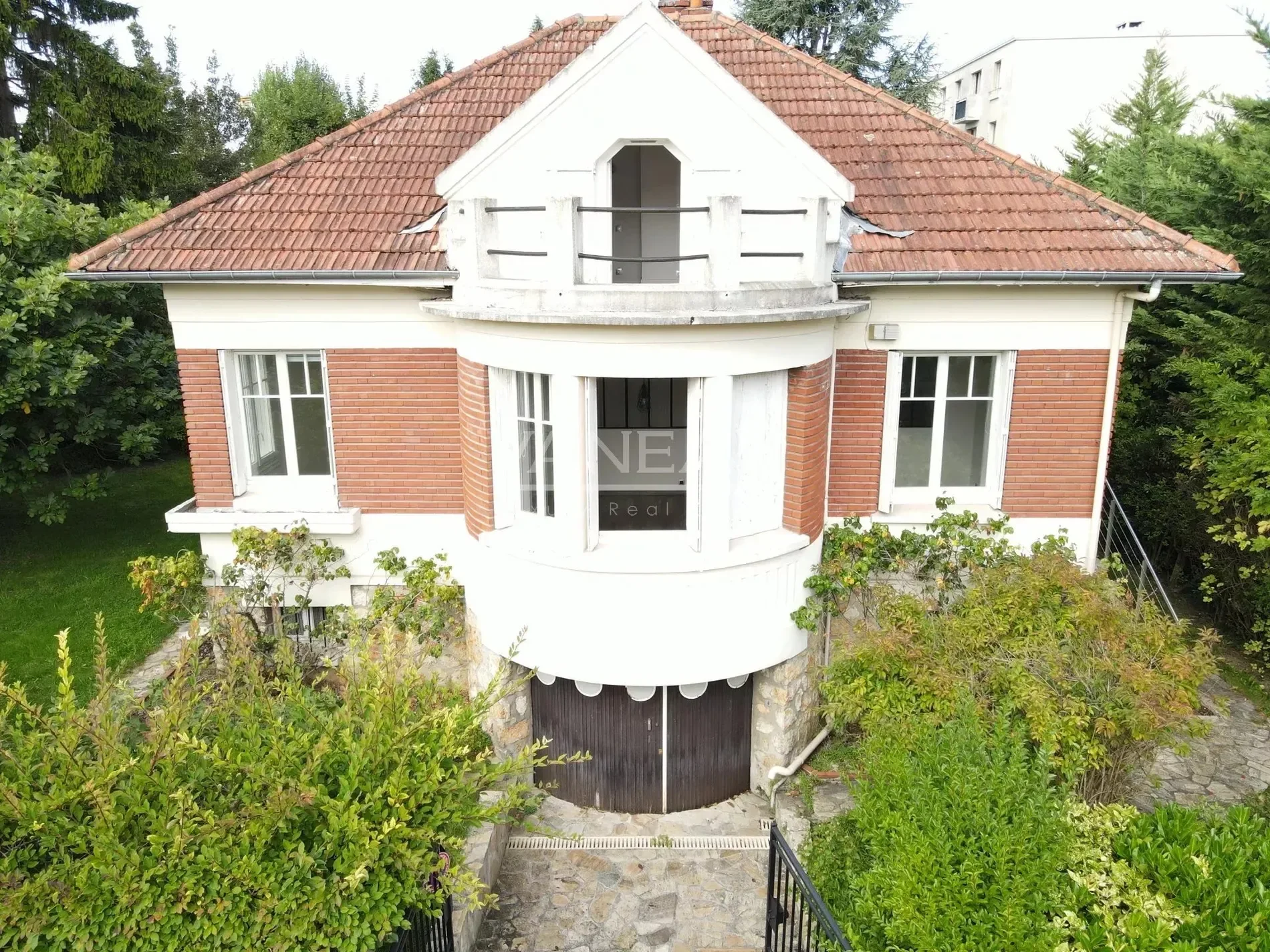 Exterior photo 3