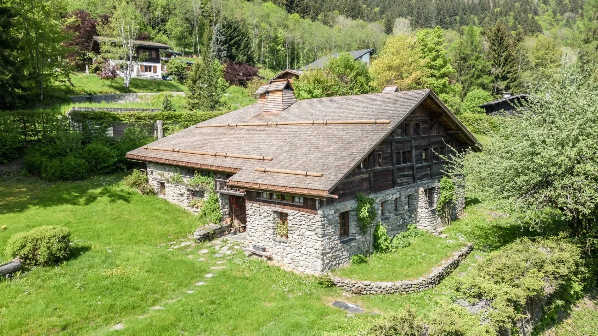 Exterior photo 2