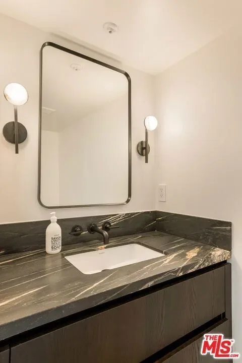 922 N West Knoll Drive, Los Angeles, California, United States. - Photo 24