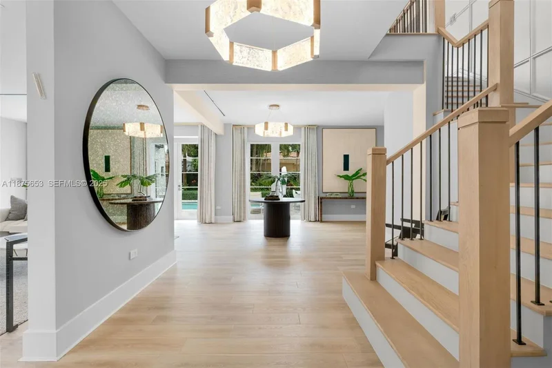 2887 Pine Tree Dr, Miami Beach, Florida, United States. - Photo 2