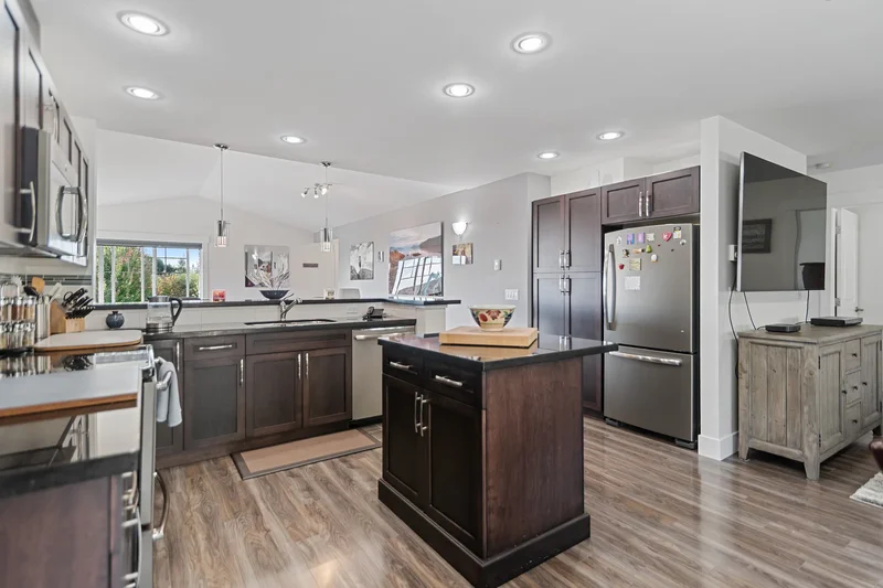 6252 Oracle Road, Sechelt, BC V7Z 0N7, Sechelt, British Columbia, Canada. - Photo 13
