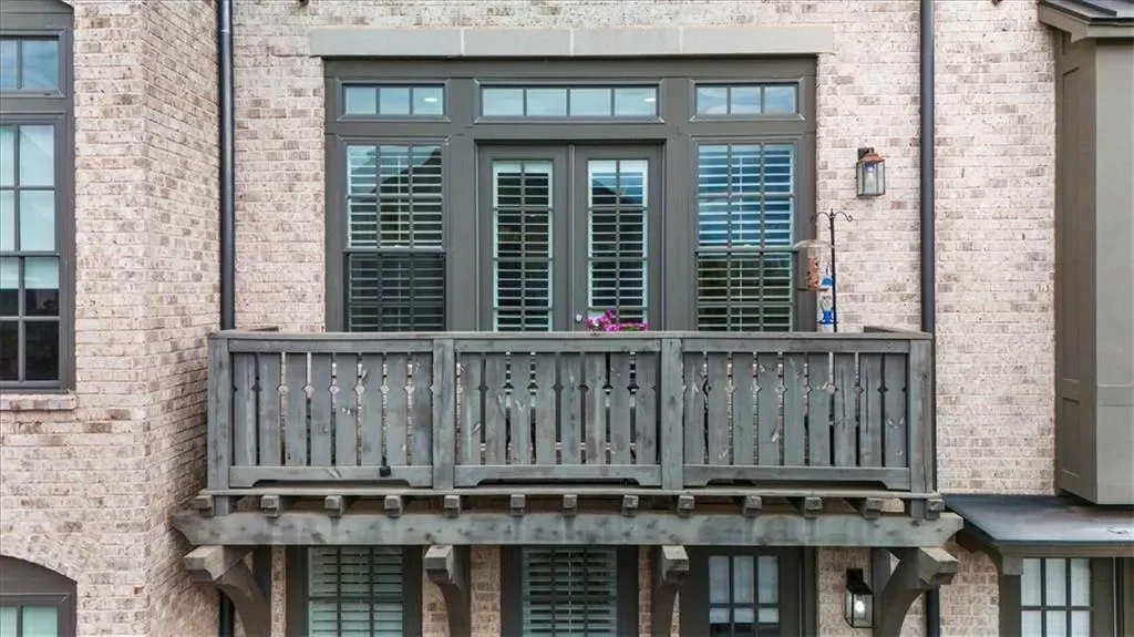 Exterior photo 8