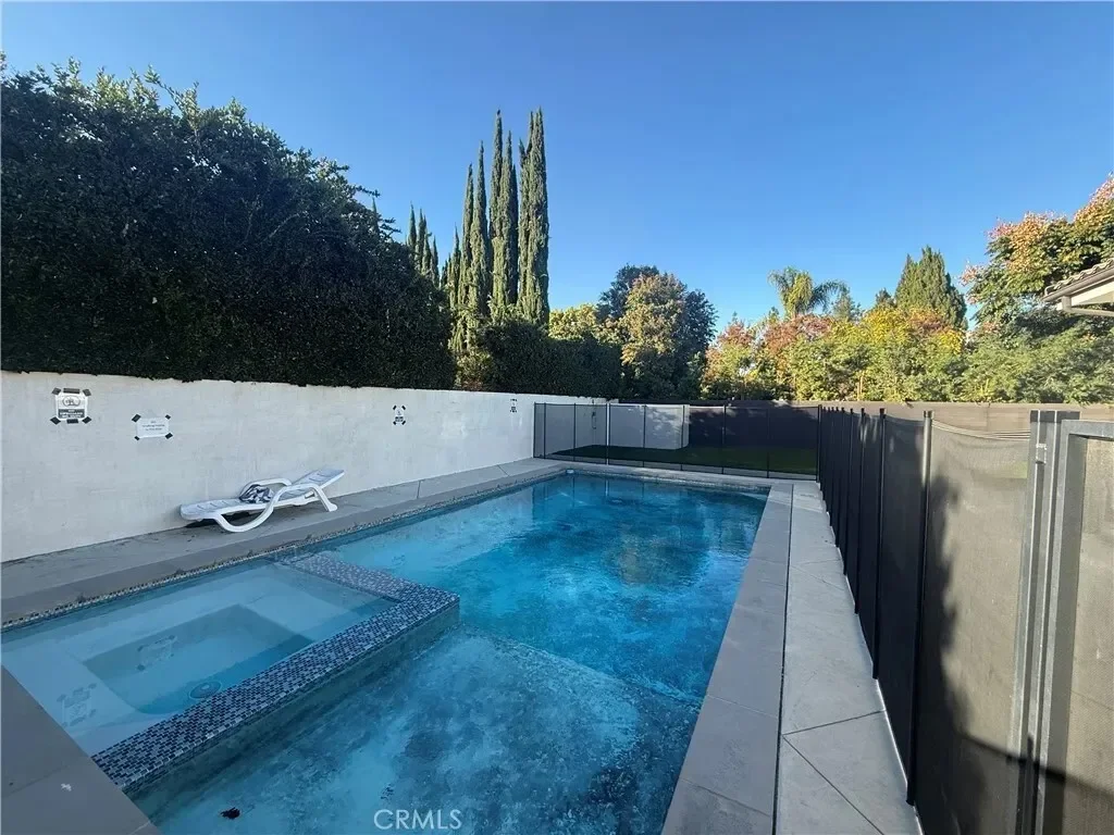 22913 Burbank, Los Angeles, California, United States. - Photo 2