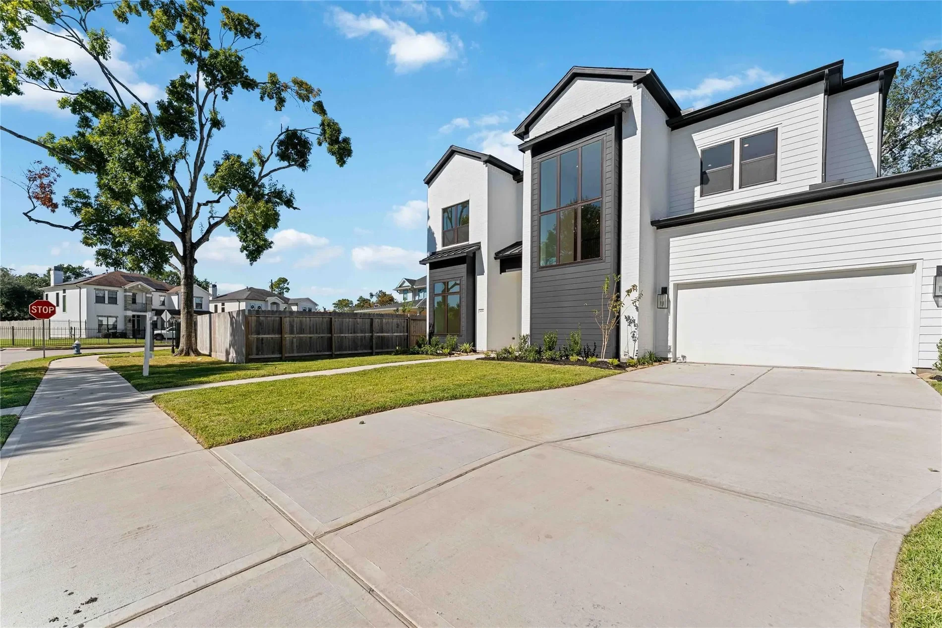 Exterior photo 2