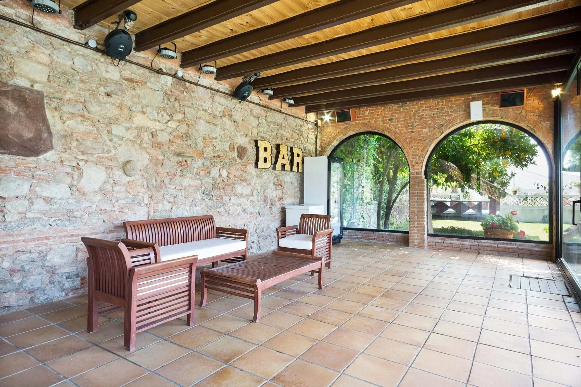 Exterior photo 5
