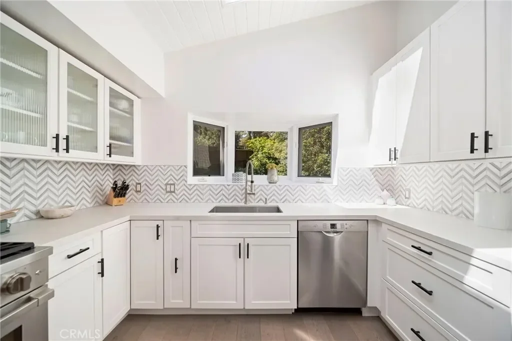 2522 Zorada Drive, Los Angeles, California, United States. - Photo 17