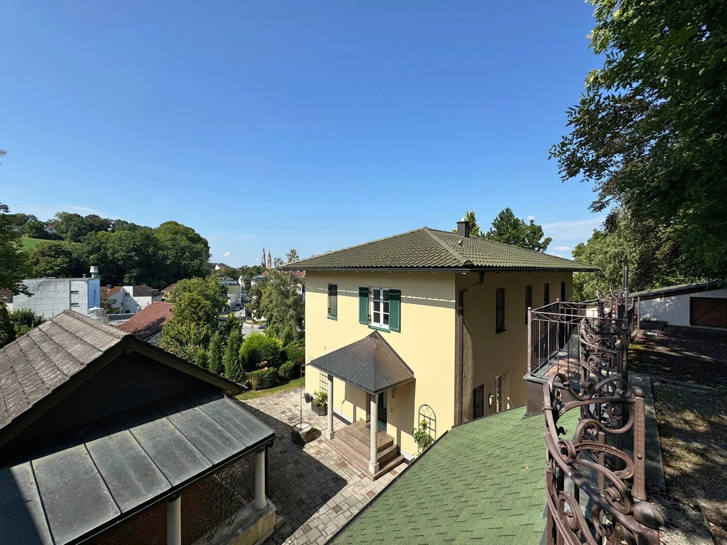 Exterior photo 9