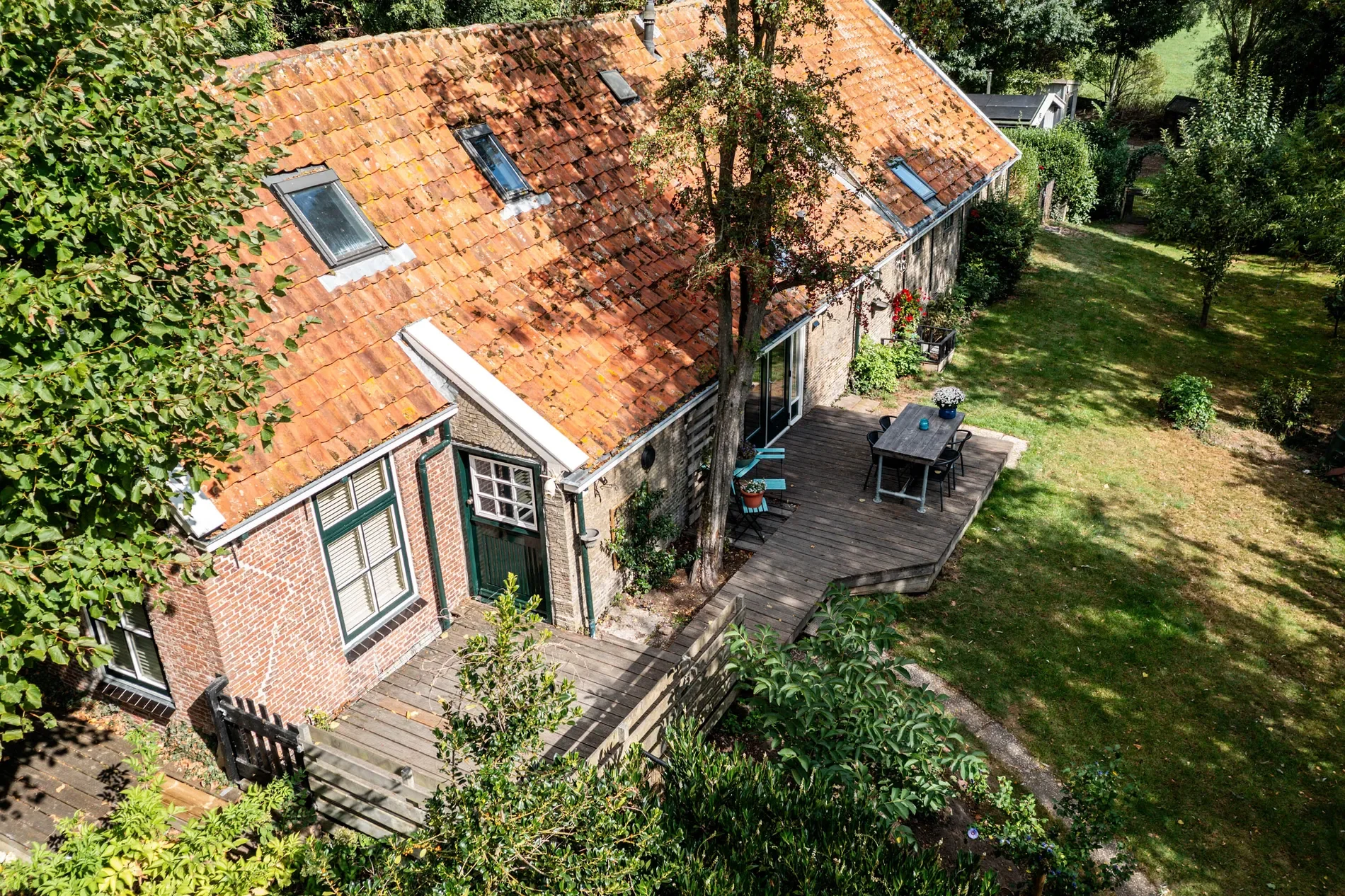 Exterior photo 6