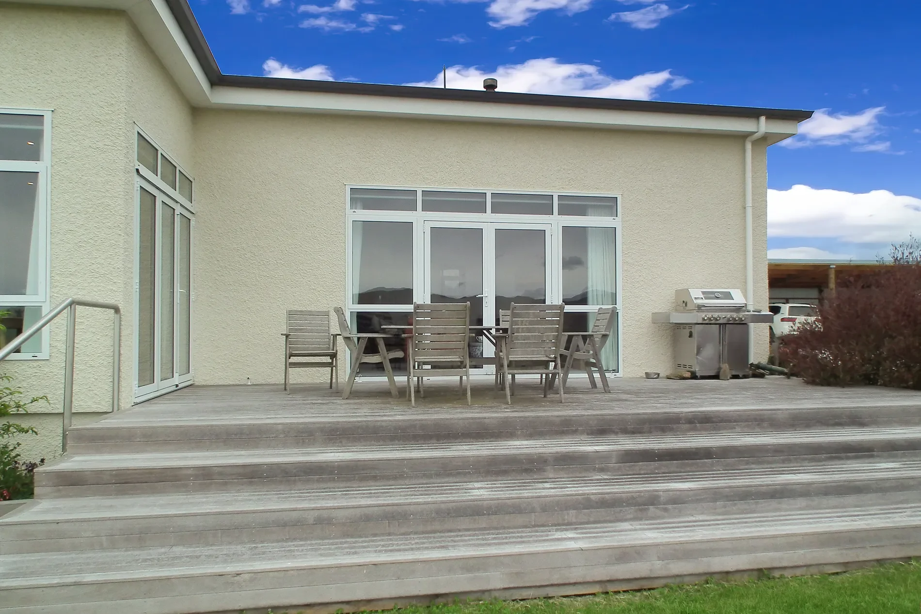 Exterior photo 4