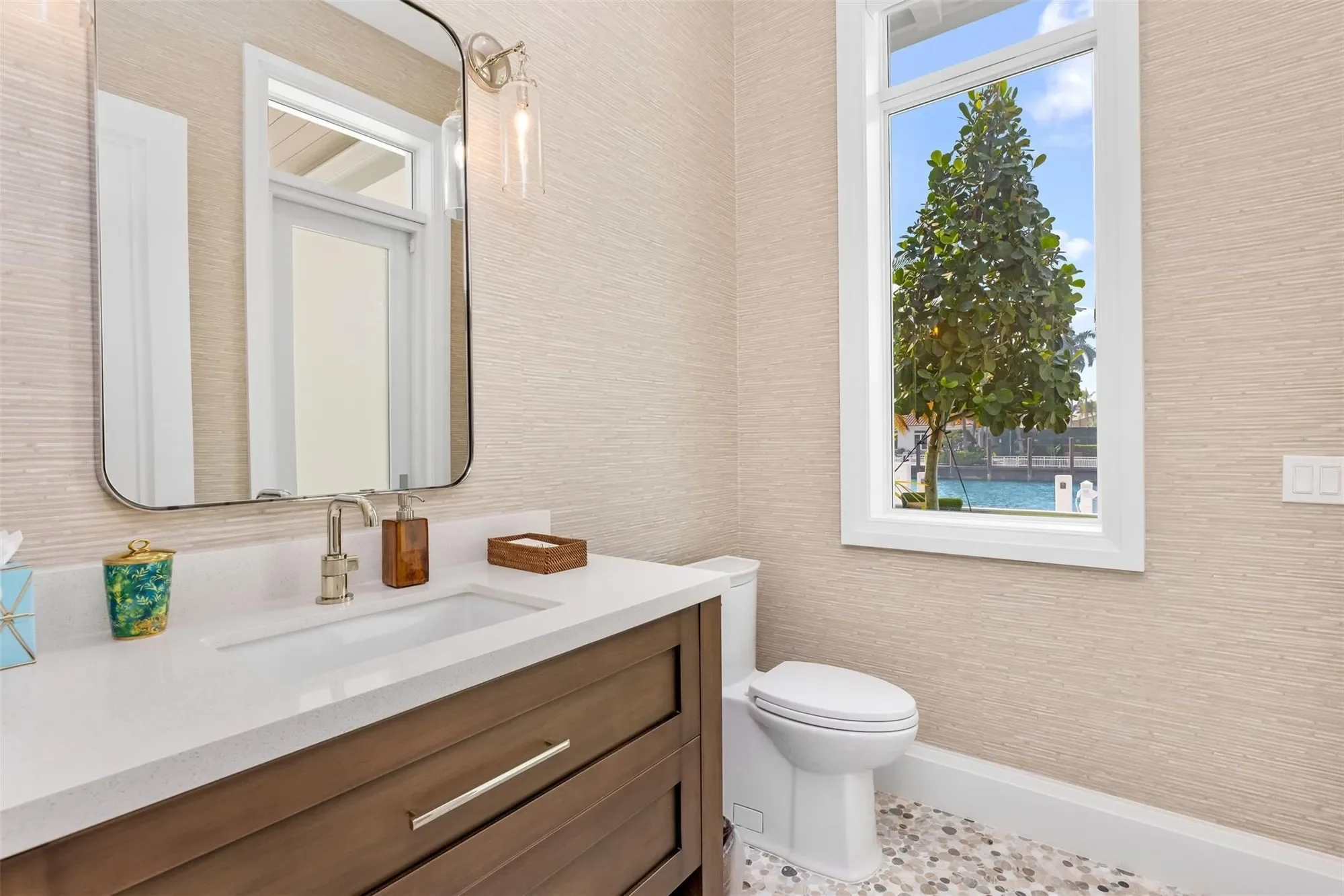 2520 Del Lago Dr, Fort Lauderdale, Florida, United States. - Photo 39
