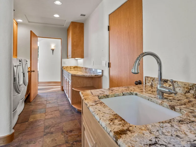 2700 N Valley View Road, Ashland, OR, 97520, USA, Ashland, Oregon, United States. - Photo 48