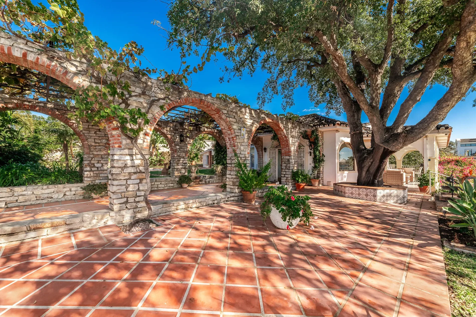 Exterior photo 5