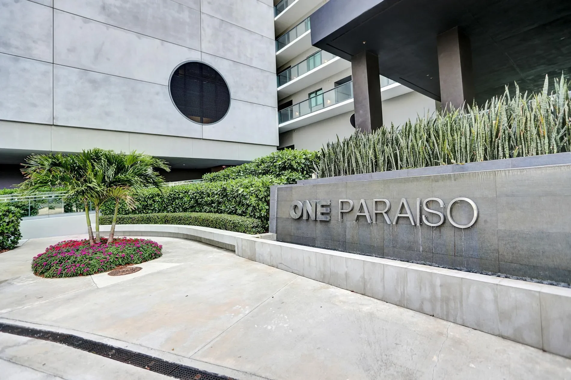 Exterior photo 1