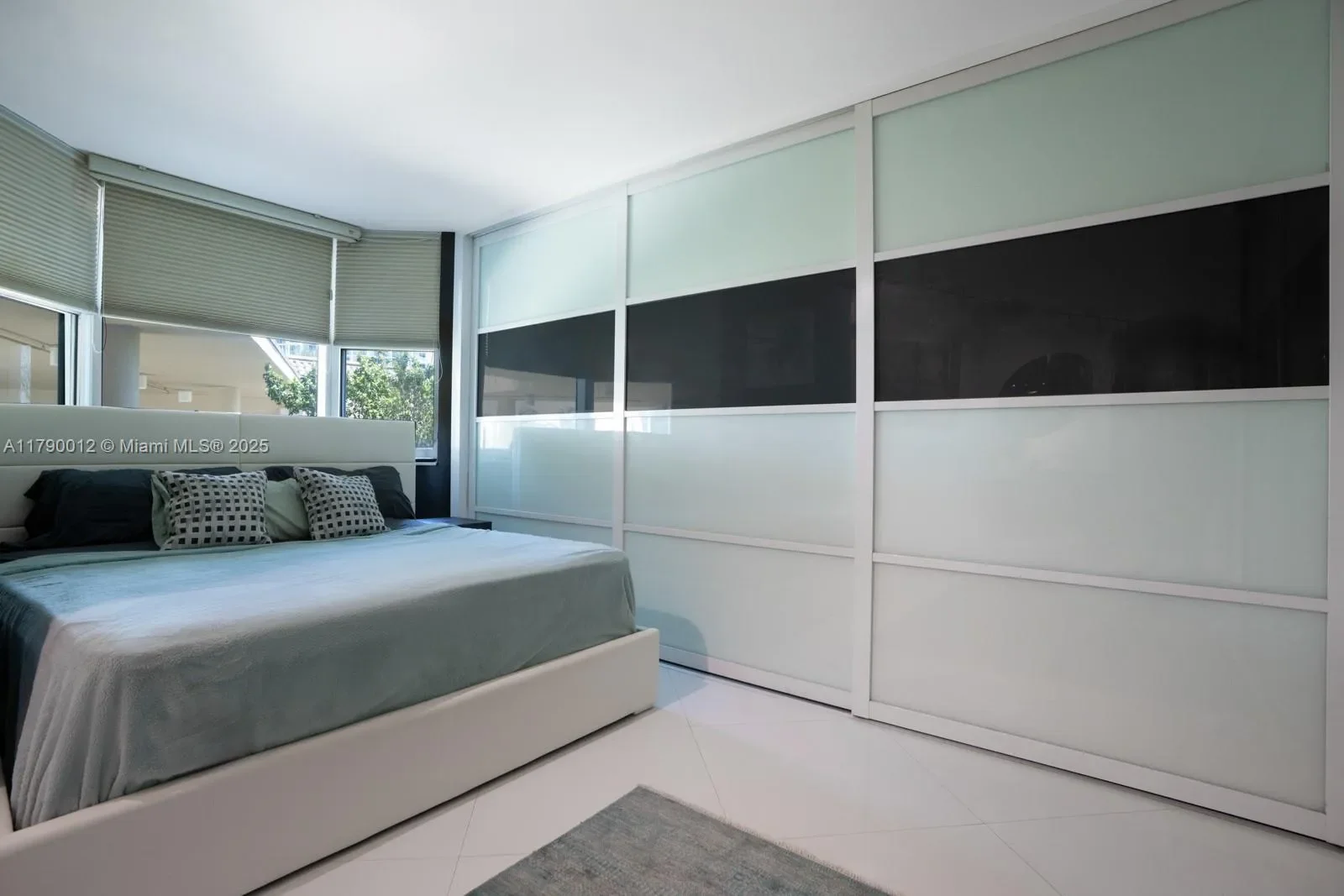 300 S Pointe Dr, Miami Beach, Florida, United States. - Photo 8