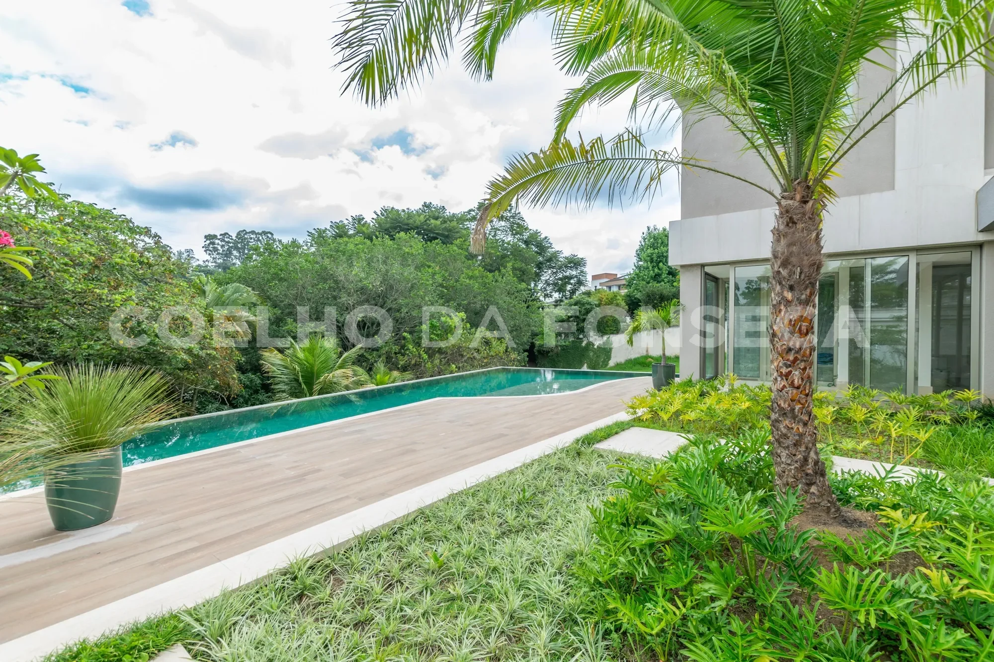Exterior photo 6