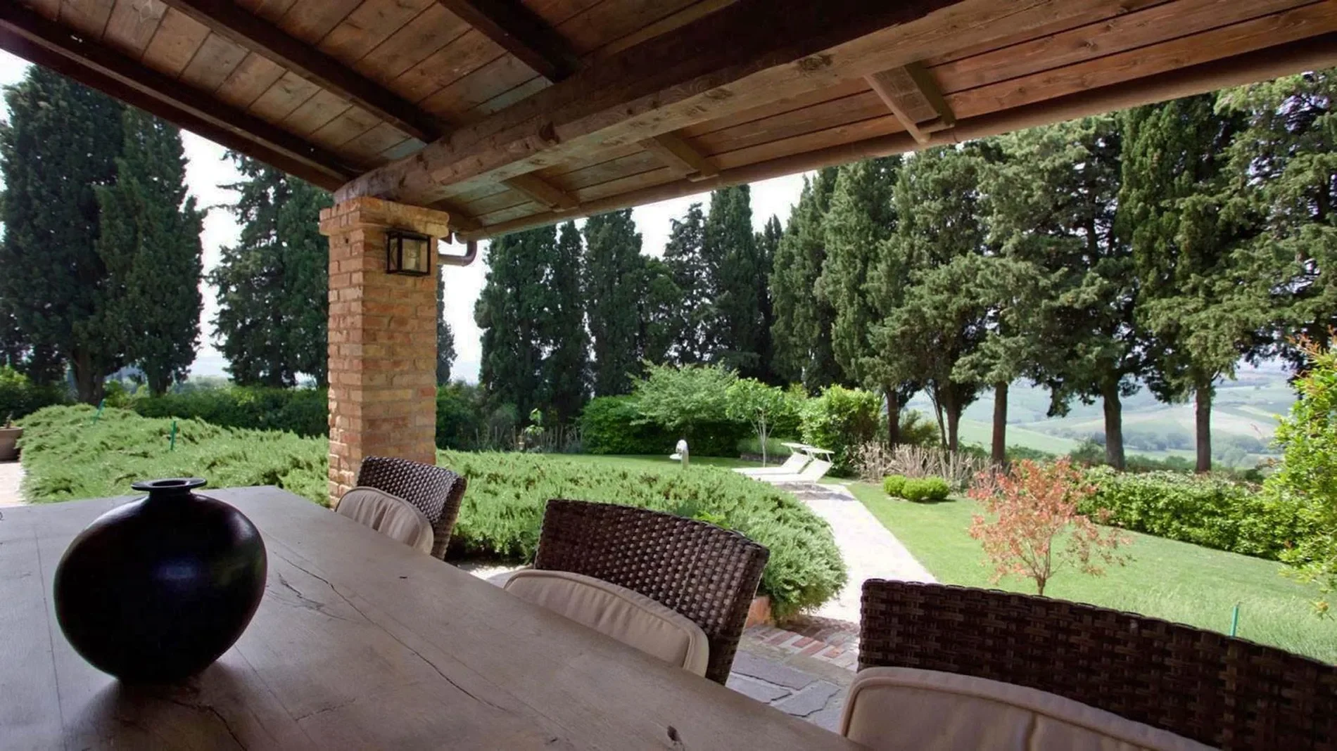 Exterior photo 6