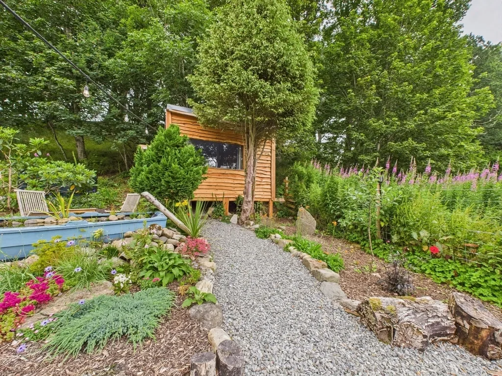 Exterior photo 6