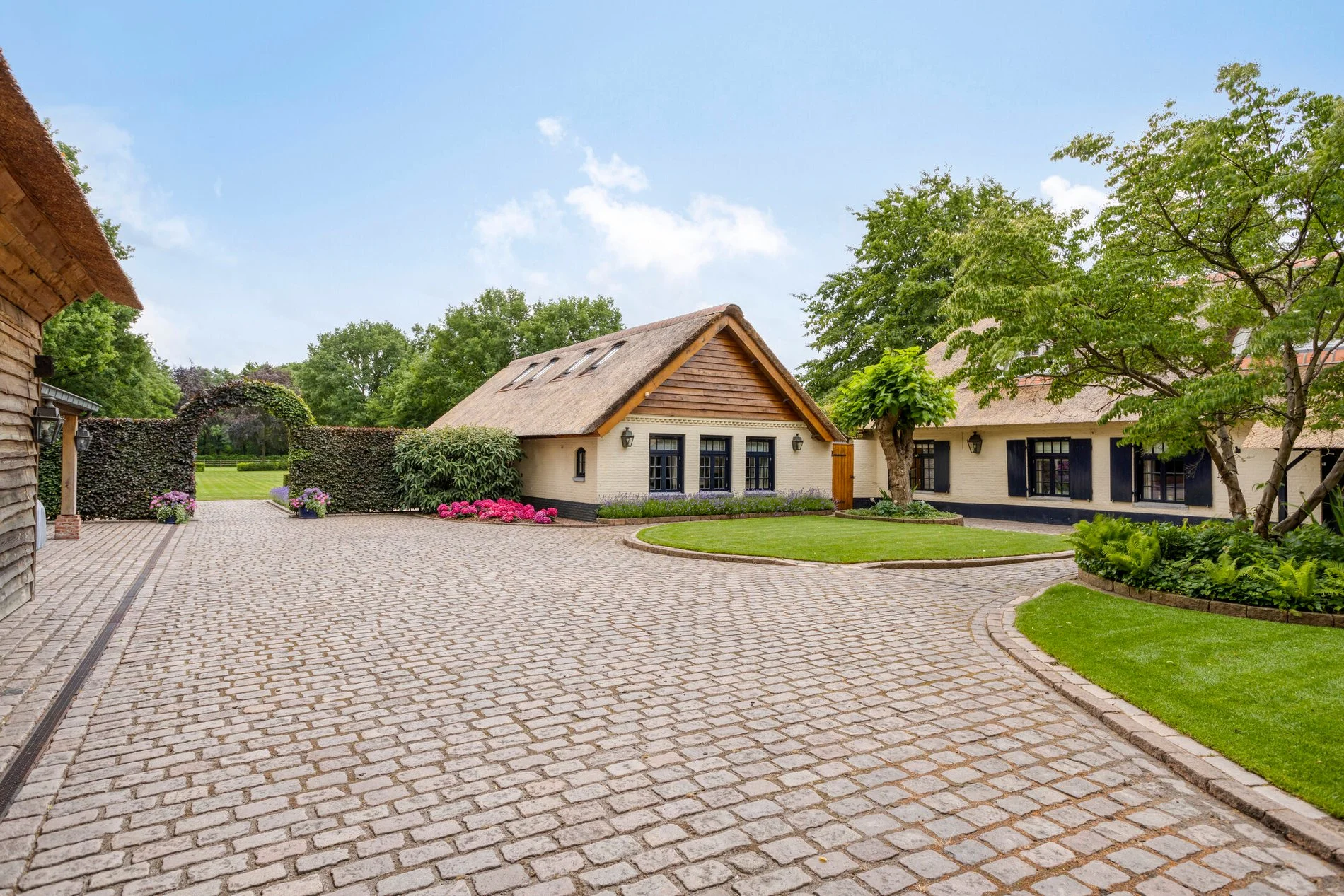 Exterior photo 5