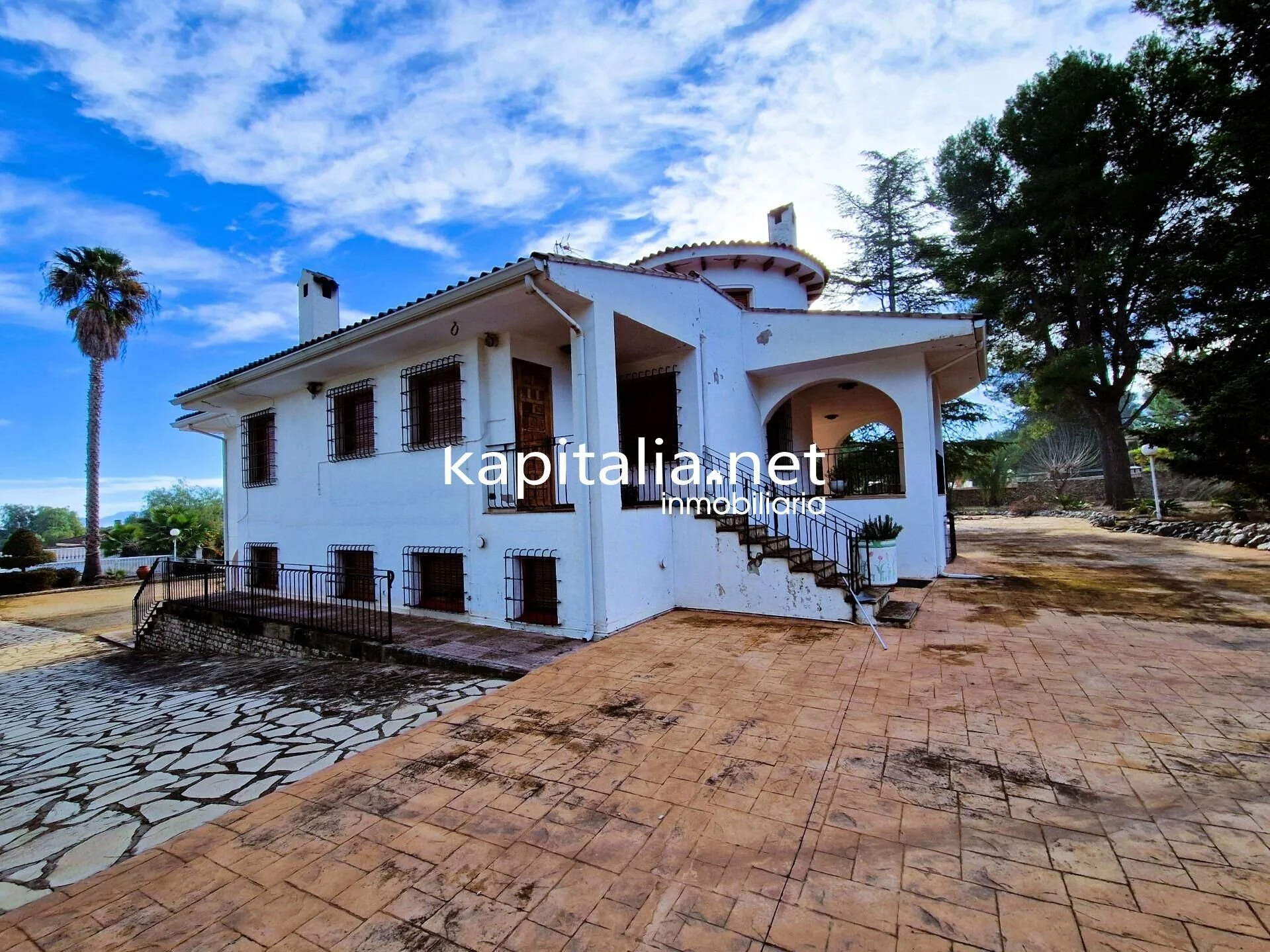 Exterior photo 8