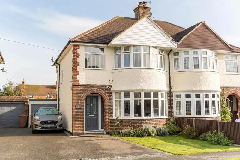 57 Hevers Avenue, Horley, RH6 8BY, Horley, England, United Kingdom. - Photo 1
