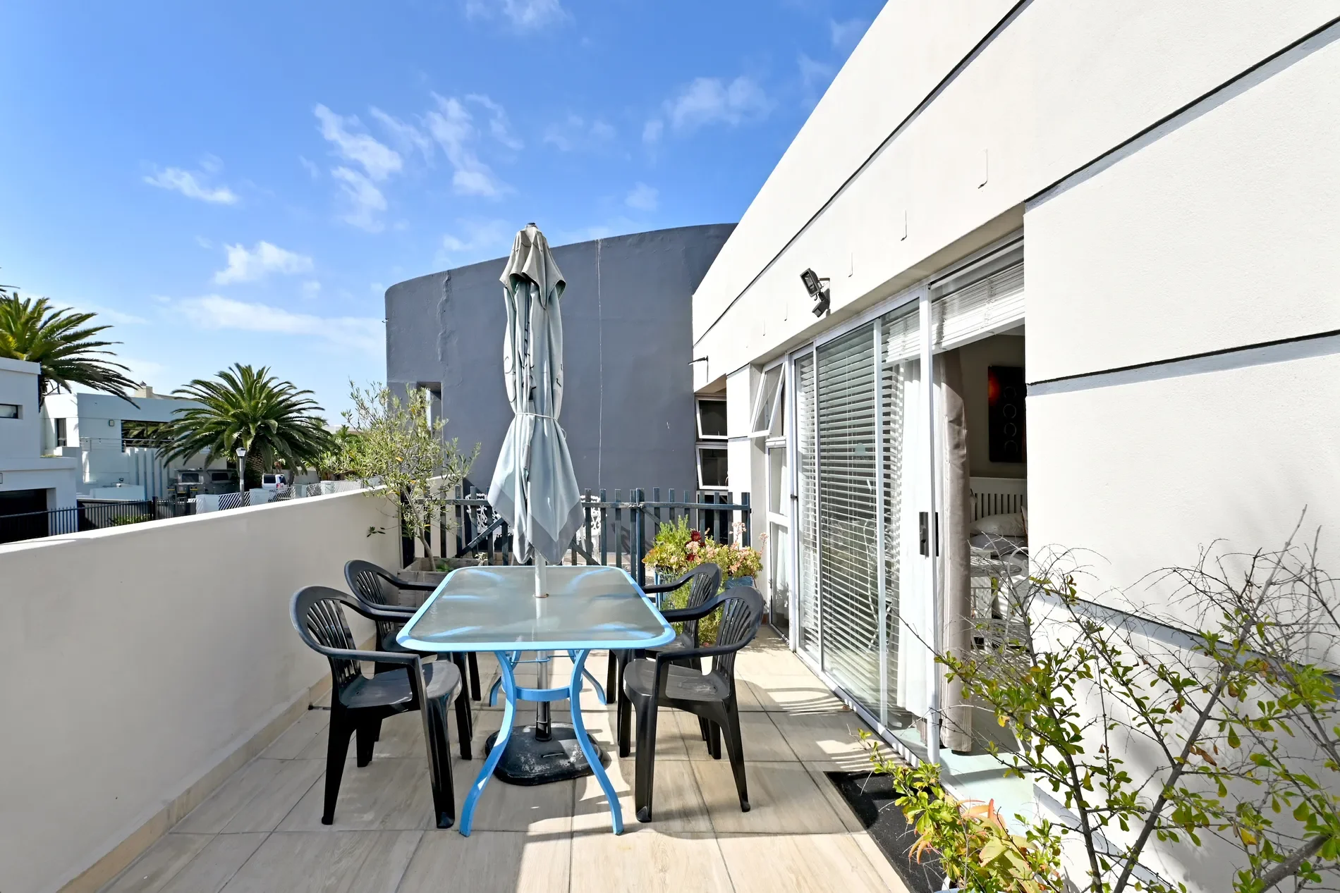 Exterior photo 2