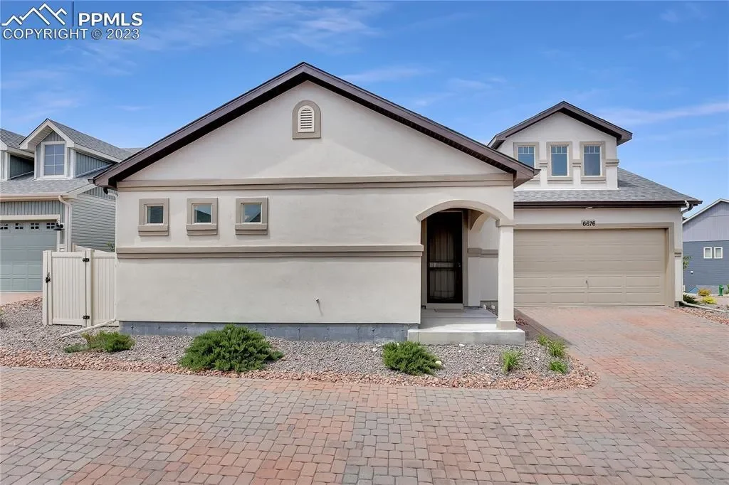 Exterior photo 6